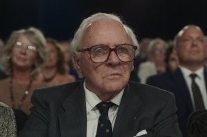 Anthony Hopkins en Los Niños De Winton en un programa , rodeado de gente que ha salvado