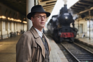 Johnny Flynn en  la película Los Niños De Winton esperando al tren en una estación