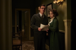 Jhonny Flynn Y Helena Bonham Carter abrazados como madre e hijo en Los Niños De Winton