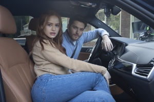 Madelaine Petsch y Froyd Gutierrez en una escena de Los Extraños: Capítulo 1. DIAMOND FILMS